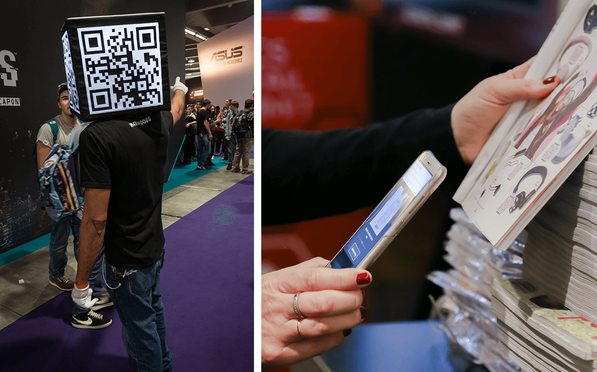 À direita: um homem vestindo um cubo em sua cabeça, onde todos os lados contém um QR code. À esquerda: uma mulher escaneando um QR code de um material informativo.