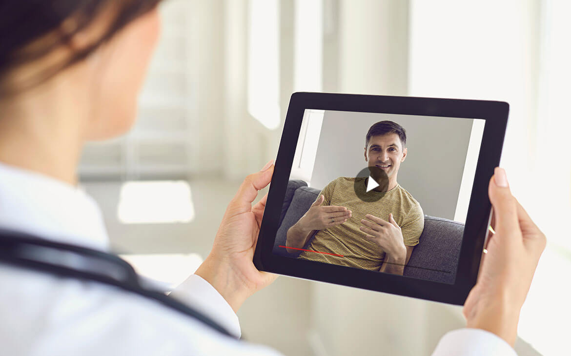 Médica assistindo a um filme em seu ipad