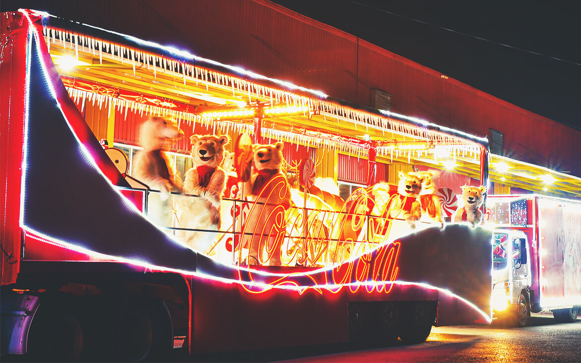 No natal, os caminhões da Coca-Cola representam bem a identidade visual da marca.